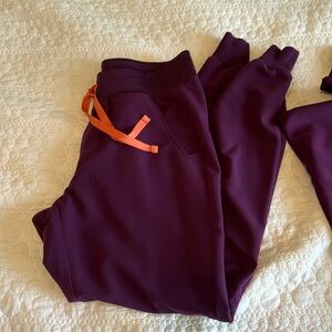 Figs scrubs XS Catarina top with small joggers color purple USED